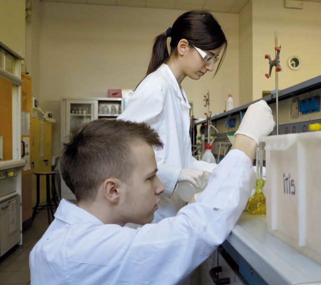 Scuola-ITIS-Studenti-Chimica-IMG_1654