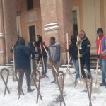 Caritas rifugiati al lavoro neve
