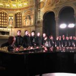 Sulla sinistra, al pianoforte, il compositore Valentin Silvestrov e il Coro © Silvia Lelli