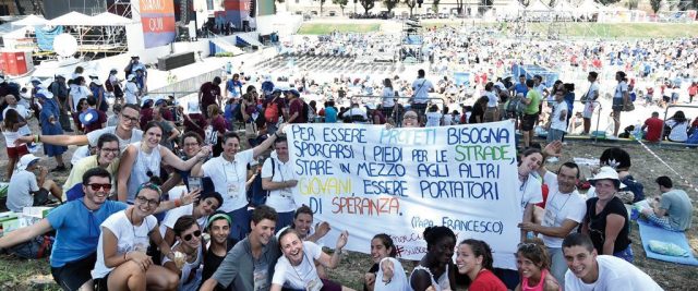 Giovani-pellegrini-Circo-Massimo-1024x427