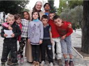 Per aiutarli (davvero) a casa loro