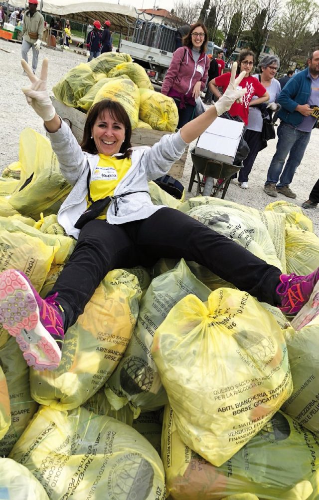 campo lavoro sacchi gialli