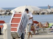 L’estate è solo vacanza? Rimini, piaggia di viserba, bagnini e lettini ©Riccardo Gallini_GRPhoto