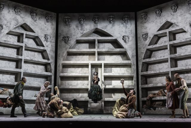 Al centro Mairam Sokolova, l'indovina - Ph Yasuko Kagey