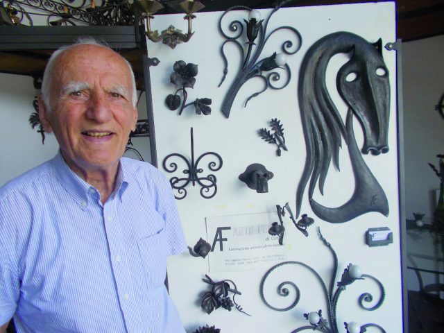 OSCAR GOBBI ACCANTO AI SUOI OGGETTO DI FERRO