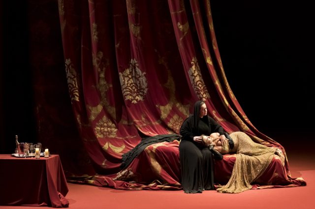 Il soprano Annamarie Kremer (Violanta) e il mezzosoprano Anna Maria Chiuri (la nutrice) - Ph Edoardo Piva