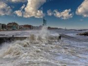 Rovesci, forte vento e temperature in picchiata