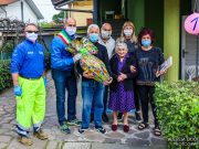 Bimbi sul balcone a Bellaria per le uova di Pasqua