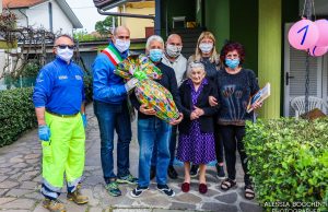 Bimbi sul balcone a Bellaria per le uova di Pasqua