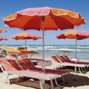 spiaggia di rimini con brandine e ombrelloni