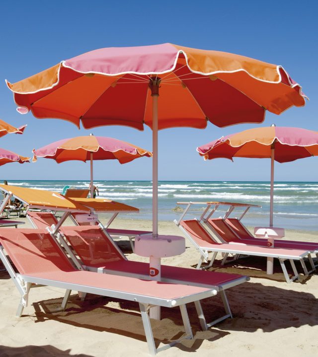 spiaggia di rimini con brandine e ombrelloni