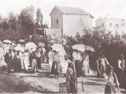 In chiesa ben distanziati nelle panche