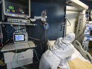 Coronavirus, lieve calo positivi e meno ricoveri in intensive