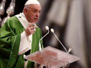 Un cristiano triste gioca in difesa papa francesco nell'omelia della giornata mondiale della povertà
