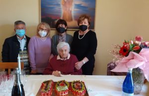 Nonna Lena spegne 10 candeline