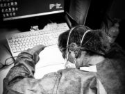 Stanchi ma aggrappati al bene coronavirus infermiera stanca