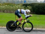 Ganna vince la crono di Torino e indossa la maglia rosa