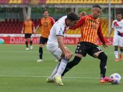 Lapadula e Simy, 1-1 col Crotone, Benevento nei guai