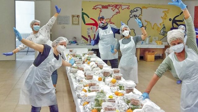 Insieme Caritas volontari caritas preparano i pasti per la consegna a domicilio per le persone in difficoltà