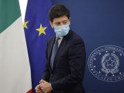 Mascherine all’aperto, Speranza chiede parere formale al Cts