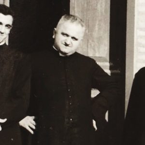 un giovane Don Biagio insieme a Mons. Merlini e al parroco di Ciola Corniale Don Alfonso Fonti