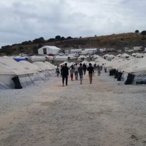 Il campo profughi di Kara Tepe, a Lesbo, è una prigione a cielo aperto