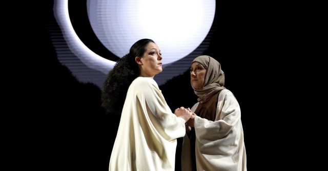 copertina - Il soprano Eleonora Buratto (Anaï), il mezzosoprano Monica Bacelli (Marie) - Ph Studio Amati Bacciardi