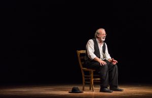 L’uomo semplice Giobbe sul palco del Tiberio