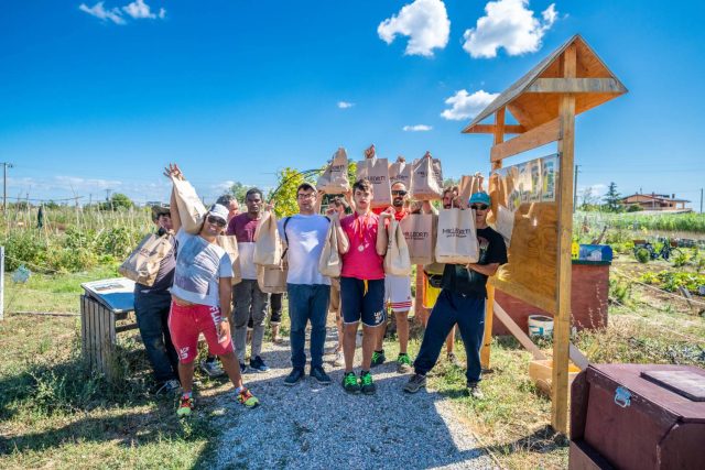 Mille Orti per il turismo foto gruppo con tutti i ragazzi che lavorano al progetto