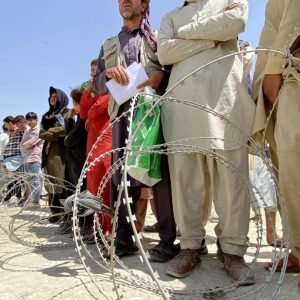 afghanistan, profughi in fuga, caritas chiede l'apertura dei corridoi umanitari