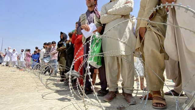 accoglienza profughi afghani afghanistan, profughi in fuga, caritas chiede l'apertura dei corridoi umanitari