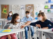 Per chi suona la campanella Un nuovo esercito sui banchi ritorno a scuola inizio dell'anno scolastico 2021-2022 ragazzi in aula