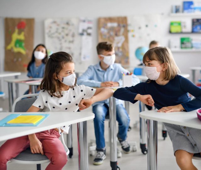 ritorno a scuola inizio dell'anno scolastico 2021-2022 ragazzi in aula