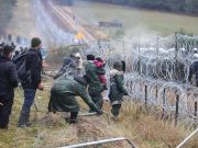 Migranti usati come armi di pressione e scudi umani