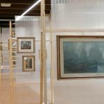 con le ali di chiara mostra e solidarietà