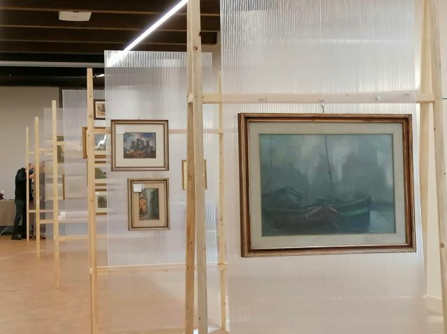 con le ali di chiara mostra e solidarietà