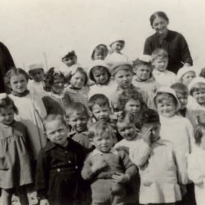 don masi foto di gruppo con bambini