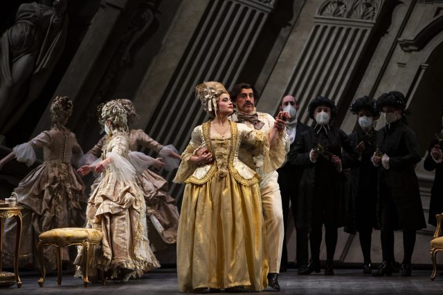Il soprano Monica Zanettin (Manon) e il tenore Cristiano Olivieri (Maestro di ballo) - Ph Andrea Simi