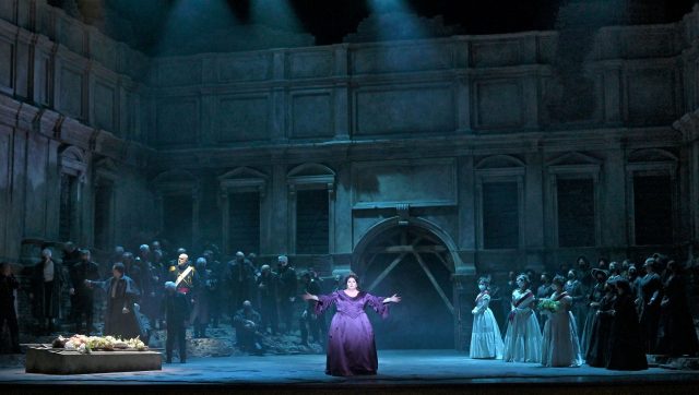 Una scena di NORMA con al centro il soprano Angela Meade _ Ph Stefano Ricci