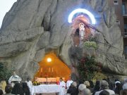 Una grotta in riva al mare