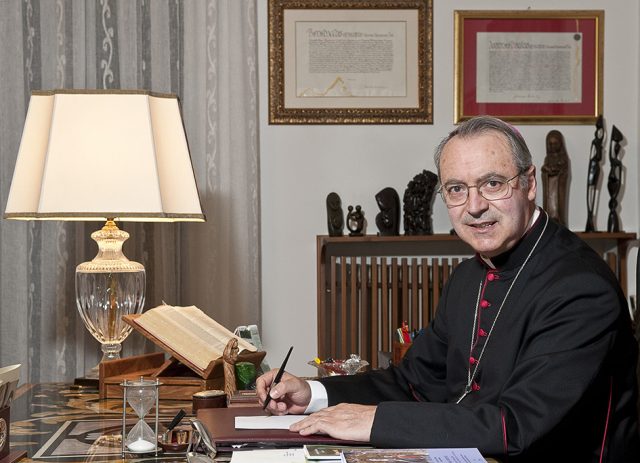 Rimini,05-11-2010: mons. francesco lambiasi, vescovo©Riccardo Gallini_GRPhoto