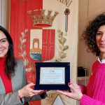 Arianna Taddei consegna il premio a Chiara Bellini (1)