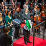 Il maestro Riccardo Muti con la bandiera consegnatagli da alcuni ragazzi del pubblico
