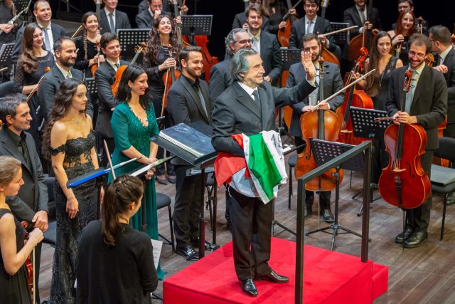 Il maestro Riccardo Muti con la bandiera consegnatagli da alcuni ragazzi del pubblico