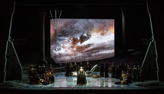 Al centro il mezzosoprano Ekaterina Semenchuk (Amneris) - Ph Fabrizio Sansoni