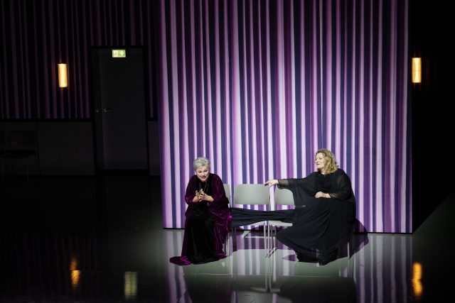 ELEKTRA, il soprano Susan Bullock (Clitennestra) e il soprano Aile Asszonyi (Elettra) - PH Monika Rittershaus