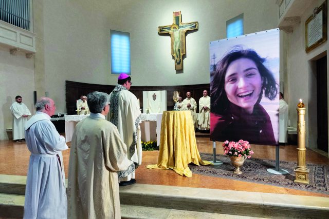 vescovo davanti a sandra