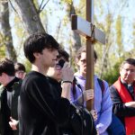 giovani studenti maturandi via crucis