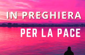 A Rimini si prega per la pace di sera sulla spiaggia