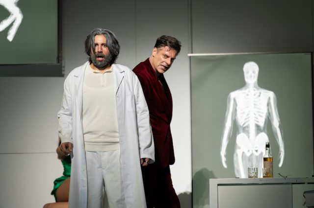 Il tenore Joshua Guerrero (Faust) e, alle sue spalle, il basso John Relyea (Mefistofele) - Ph Fabrizio Sansoni